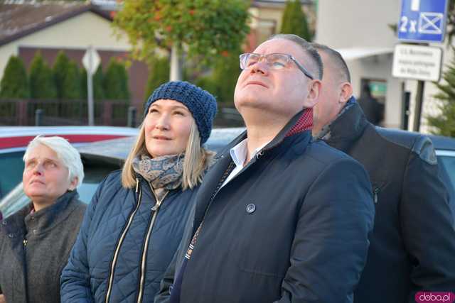 [WIDEO/FOTO] Kapsuła czasu uzupełniona o współczesne pamiątki ponownie trafiła na szczyt wieży kościoła w Marcinowicach