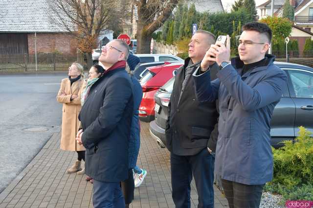[WIDEO/FOTO] Kapsuła czasu uzupełniona o współczesne pamiątki ponownie trafiła na szczyt wieży kościoła w Marcinowicach