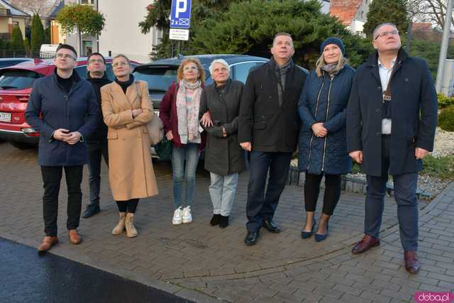[WIDEO/FOTO] Kapsuła czasu uzupełniona o współczesne pamiątki ponownie trafiła na szczyt wieży kościoła w Marcinowicach
