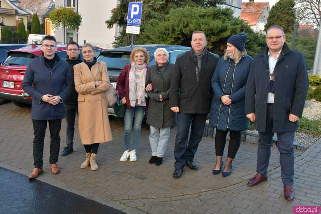 [WIDEO/FOTO] Kapsuła czasu uzupełniona o współczesne pamiątki ponownie trafiła na szczyt wieży kościoła w Marcinowicach