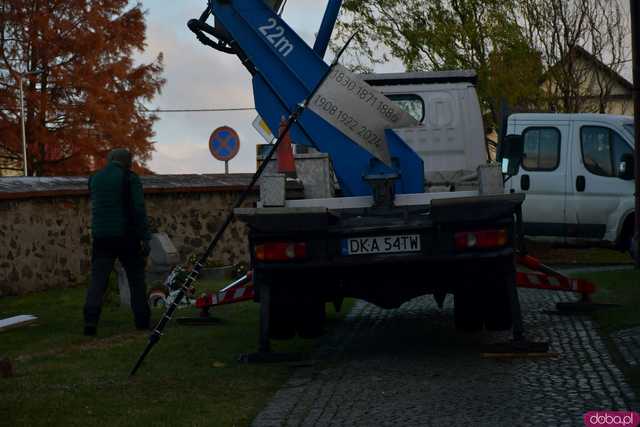 [WIDEO/FOTO] Kapsuła czasu uzupełniona o współczesne pamiątki ponownie trafiła na szczyt wieży kościoła w Marcinowicach