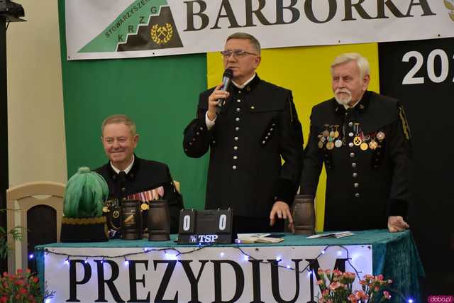 [WIDEO/FOTO] Pochód z orkiestrą, biesiada piwna, wspólne śpiewanie. Górnicy, kamieniarze i skalnicy celebrowali tegoroczną Barbórkę