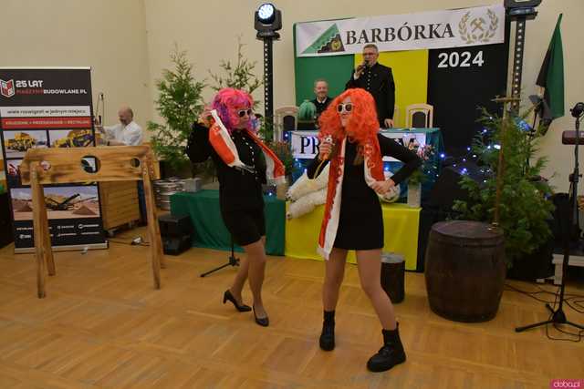 [WIDEO/FOTO] Pochód z orkiestrą, biesiada piwna, wspólne śpiewanie. Górnicy, kamieniarze i skalnicy celebrowali tegoroczną Barbórkę