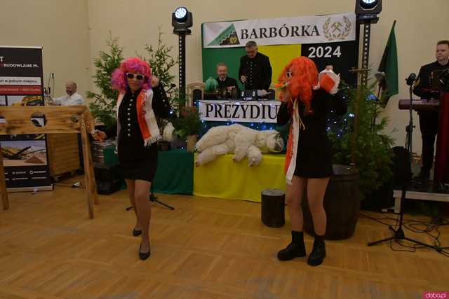 [WIDEO/FOTO] Pochód z orkiestrą, biesiada piwna, wspólne śpiewanie. Górnicy, kamieniarze i skalnicy celebrowali tegoroczną Barbórkę