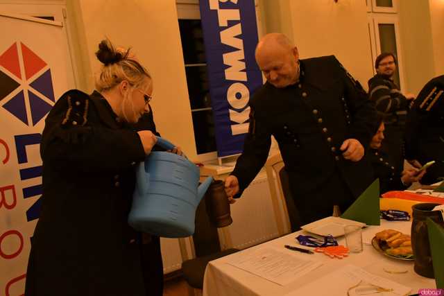 [WIDEO/FOTO] Pochód z orkiestrą, biesiada piwna, wspólne śpiewanie. Górnicy, kamieniarze i skalnicy celebrowali tegoroczną Barbórkę