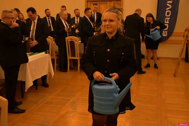 [WIDEO/FOTO] Pochód z orkiestrą, biesiada piwna, wspólne śpiewanie. Górnicy, kamieniarze i skalnicy celebrowali tegoroczną Barbórkę