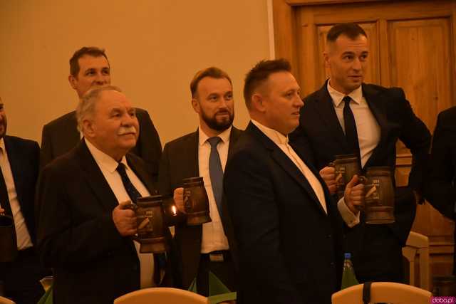 [WIDEO/FOTO] Pochód z orkiestrą, biesiada piwna, wspólne śpiewanie. Górnicy, kamieniarze i skalnicy celebrowali tegoroczną Barbórkę