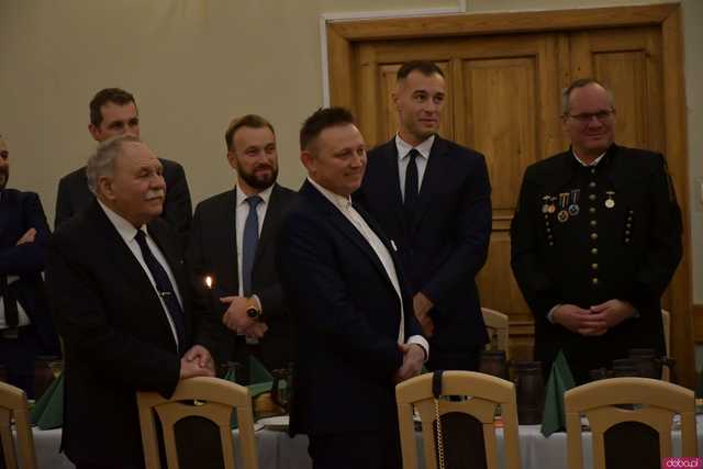 [WIDEO/FOTO] Pochód z orkiestrą, biesiada piwna, wspólne śpiewanie. Górnicy, kamieniarze i skalnicy celebrowali tegoroczną Barbórkę