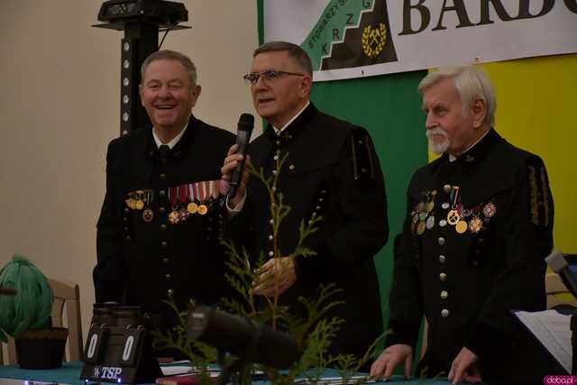 [WIDEO/FOTO] Pochód z orkiestrą, biesiada piwna, wspólne śpiewanie. Górnicy, kamieniarze i skalnicy celebrowali tegoroczną Barbórkę