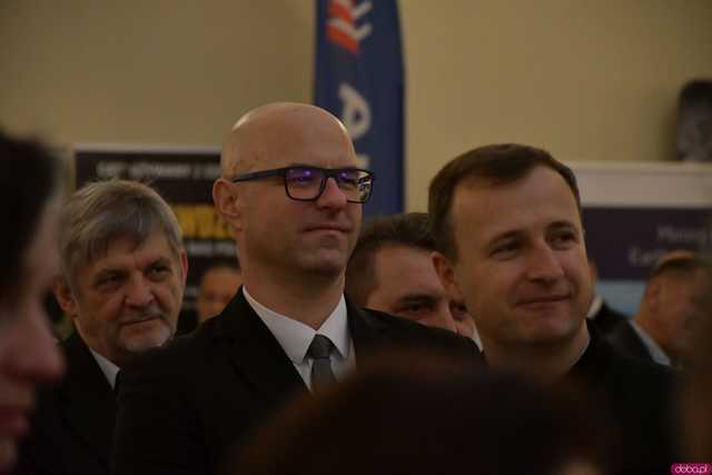 [WIDEO/FOTO] Pochód z orkiestrą, biesiada piwna, wspólne śpiewanie. Górnicy, kamieniarze i skalnicy celebrowali tegoroczną Barbórkę
