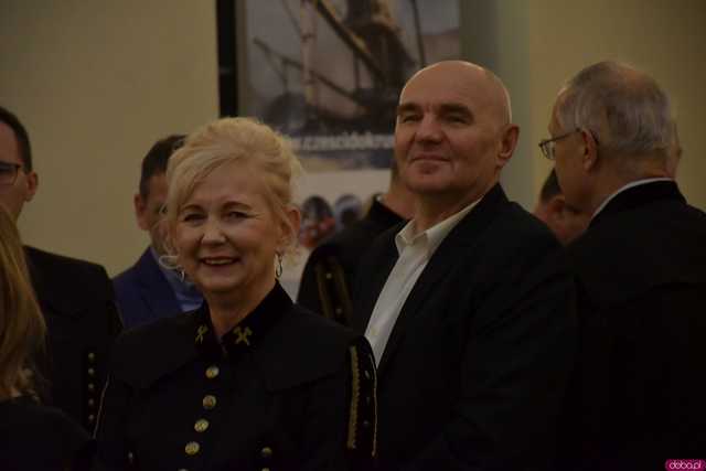 [WIDEO/FOTO] Pochód z orkiestrą, biesiada piwna, wspólne śpiewanie. Górnicy, kamieniarze i skalnicy celebrowali tegoroczną Barbórkę
