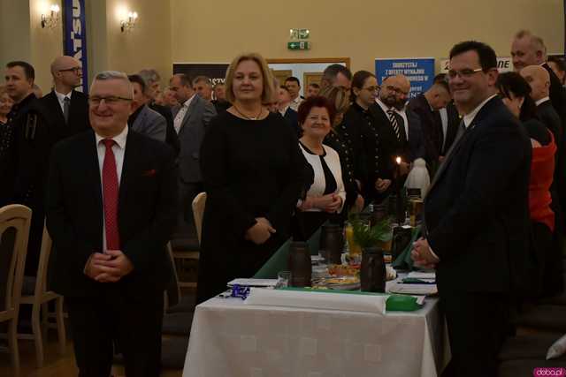 [WIDEO/FOTO] Pochód z orkiestrą, biesiada piwna, wspólne śpiewanie. Górnicy, kamieniarze i skalnicy celebrowali tegoroczną Barbórkę