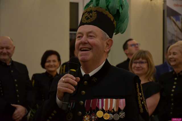 [WIDEO/FOTO] Pochód z orkiestrą, biesiada piwna, wspólne śpiewanie. Górnicy, kamieniarze i skalnicy celebrowali tegoroczną Barbórkę