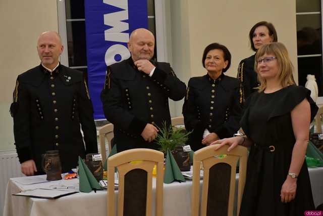[WIDEO/FOTO] Pochód z orkiestrą, biesiada piwna, wspólne śpiewanie. Górnicy, kamieniarze i skalnicy celebrowali tegoroczną Barbórkę