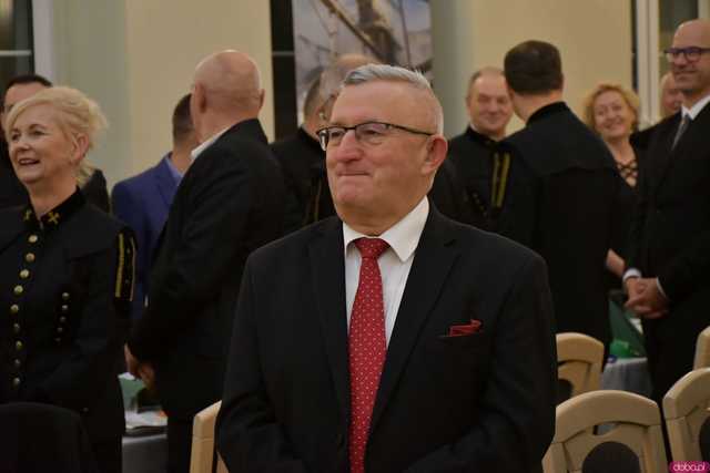 [WIDEO/FOTO] Pochód z orkiestrą, biesiada piwna, wspólne śpiewanie. Górnicy, kamieniarze i skalnicy celebrowali tegoroczną Barbórkę
