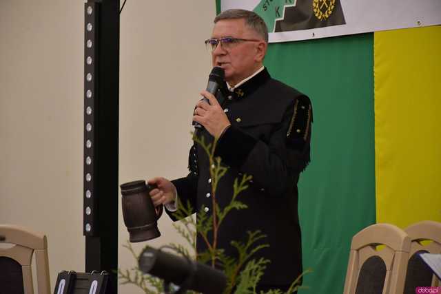 [WIDEO/FOTO] Pochód z orkiestrą, biesiada piwna, wspólne śpiewanie. Górnicy, kamieniarze i skalnicy celebrowali tegoroczną Barbórkę