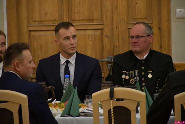 [WIDEO/FOTO] Pochód z orkiestrą, biesiada piwna, wspólne śpiewanie. Górnicy, kamieniarze i skalnicy celebrowali tegoroczną Barbórkę