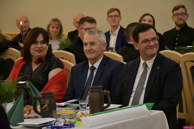 [WIDEO/FOTO] Pochód z orkiestrą, biesiada piwna, wspólne śpiewanie. Górnicy, kamieniarze i skalnicy celebrowali tegoroczną Barbórkę