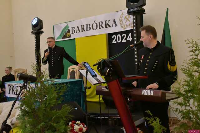 [WIDEO/FOTO] Pochód z orkiestrą, biesiada piwna, wspólne śpiewanie. Górnicy, kamieniarze i skalnicy celebrowali tegoroczną Barbórkę