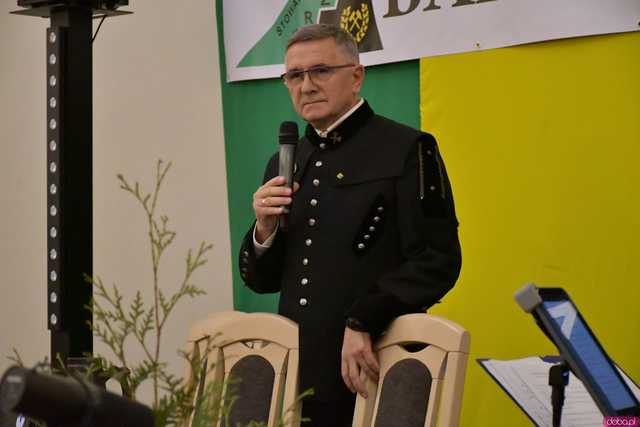 [WIDEO/FOTO] Pochód z orkiestrą, biesiada piwna, wspólne śpiewanie. Górnicy, kamieniarze i skalnicy celebrowali tegoroczną Barbórkę