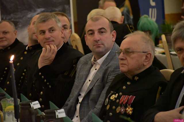 [WIDEO/FOTO] Pochód z orkiestrą, biesiada piwna, wspólne śpiewanie. Górnicy, kamieniarze i skalnicy celebrowali tegoroczną Barbórkę