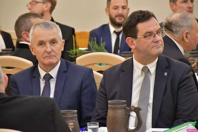 [WIDEO/FOTO] Pochód z orkiestrą, biesiada piwna, wspólne śpiewanie. Górnicy, kamieniarze i skalnicy celebrowali tegoroczną Barbórkę