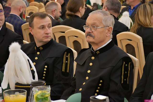 [WIDEO/FOTO] Pochód z orkiestrą, biesiada piwna, wspólne śpiewanie. Górnicy, kamieniarze i skalnicy celebrowali tegoroczną Barbórkę