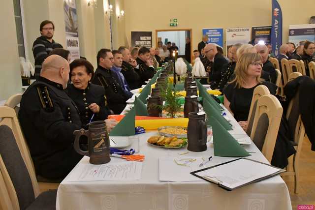 [WIDEO/FOTO] Pochód z orkiestrą, biesiada piwna, wspólne śpiewanie. Górnicy, kamieniarze i skalnicy celebrowali tegoroczną Barbórkę