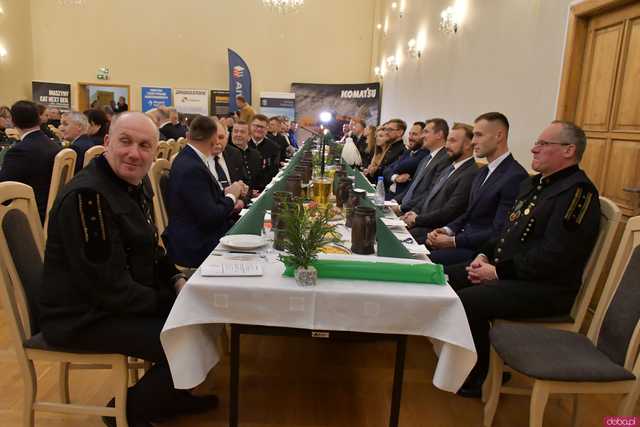 [WIDEO/FOTO] Pochód z orkiestrą, biesiada piwna, wspólne śpiewanie. Górnicy, kamieniarze i skalnicy celebrowali tegoroczną Barbórkę