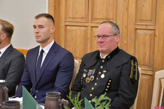 [WIDEO/FOTO] Pochód z orkiestrą, biesiada piwna, wspólne śpiewanie. Górnicy, kamieniarze i skalnicy celebrowali tegoroczną Barbórkę