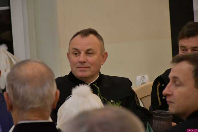 [WIDEO/FOTO] Pochód z orkiestrą, biesiada piwna, wspólne śpiewanie. Górnicy, kamieniarze i skalnicy celebrowali tegoroczną Barbórkę