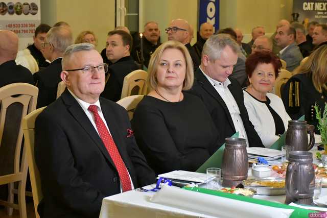 [WIDEO/FOTO] Pochód z orkiestrą, biesiada piwna, wspólne śpiewanie. Górnicy, kamieniarze i skalnicy celebrowali tegoroczną Barbórkę