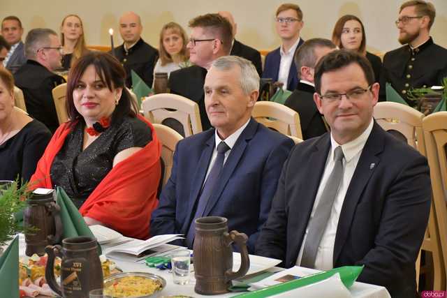 [WIDEO/FOTO] Pochód z orkiestrą, biesiada piwna, wspólne śpiewanie. Górnicy, kamieniarze i skalnicy celebrowali tegoroczną Barbórkę
