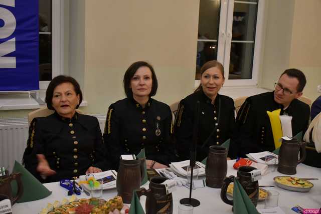 [WIDEO/FOTO] Pochód z orkiestrą, biesiada piwna, wspólne śpiewanie. Górnicy, kamieniarze i skalnicy celebrowali tegoroczną Barbórkę