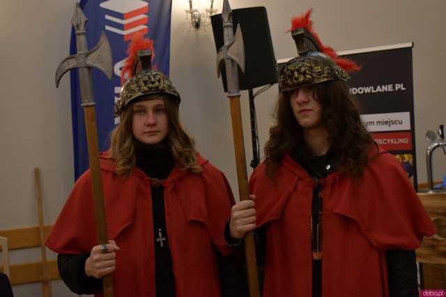 [WIDEO/FOTO] Pochód z orkiestrą, biesiada piwna, wspólne śpiewanie. Górnicy, kamieniarze i skalnicy celebrowali tegoroczną Barbórkę