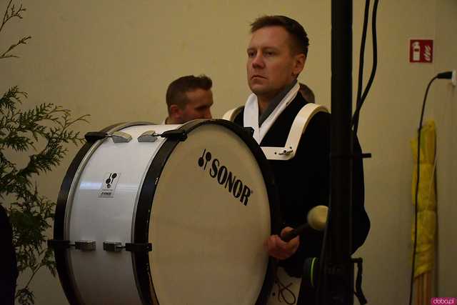 [WIDEO/FOTO] Pochód z orkiestrą, biesiada piwna, wspólne śpiewanie. Górnicy, kamieniarze i skalnicy celebrowali tegoroczną Barbórkę