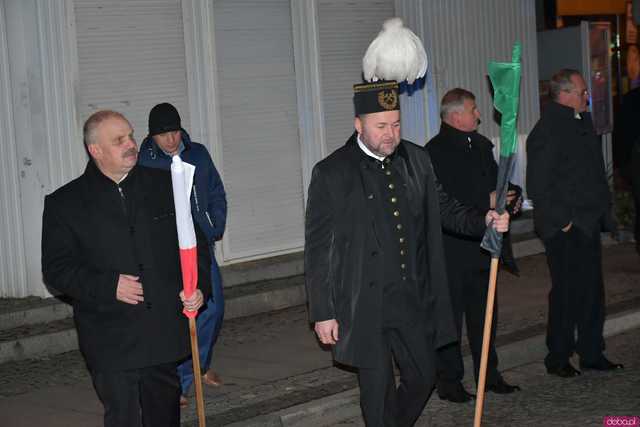 [WIDEO/FOTO] Pochód z orkiestrą, biesiada piwna, wspólne śpiewanie. Górnicy, kamieniarze i skalnicy celebrowali tegoroczną Barbórkę