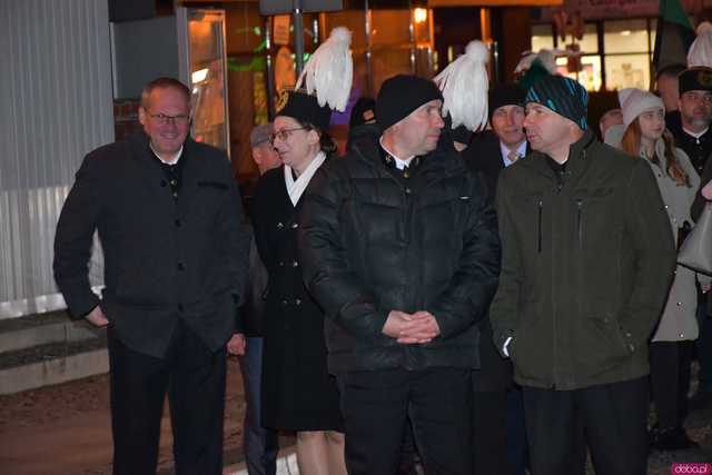 [WIDEO/FOTO] Pochód z orkiestrą, biesiada piwna, wspólne śpiewanie. Górnicy, kamieniarze i skalnicy celebrowali tegoroczną Barbórkę