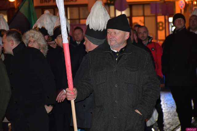 [WIDEO/FOTO] Pochód z orkiestrą, biesiada piwna, wspólne śpiewanie. Górnicy, kamieniarze i skalnicy celebrowali tegoroczną Barbórkę