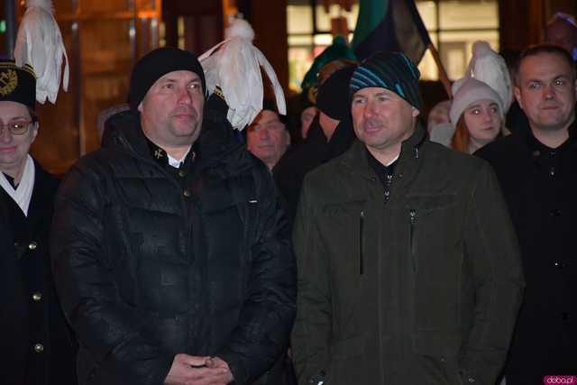 [WIDEO/FOTO] Pochód z orkiestrą, biesiada piwna, wspólne śpiewanie. Górnicy, kamieniarze i skalnicy celebrowali tegoroczną Barbórkę