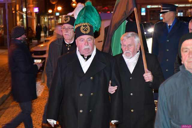 [WIDEO/FOTO] Pochód z orkiestrą, biesiada piwna, wspólne śpiewanie. Górnicy, kamieniarze i skalnicy celebrowali tegoroczną Barbórkę