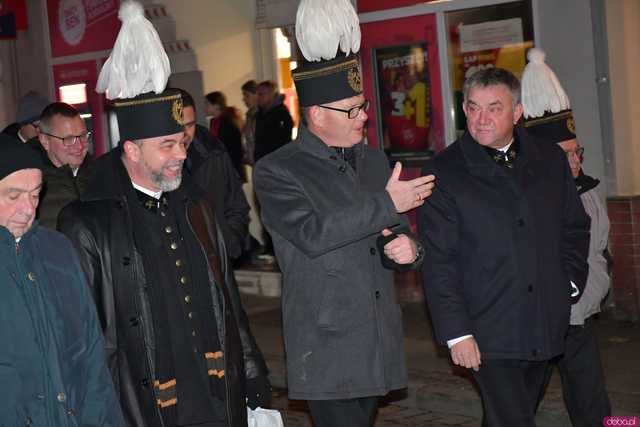 [WIDEO/FOTO] Pochód z orkiestrą, biesiada piwna, wspólne śpiewanie. Górnicy, kamieniarze i skalnicy celebrowali tegoroczną Barbórkę