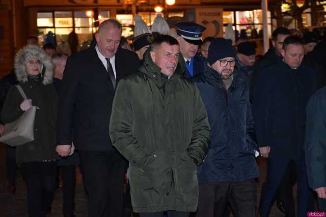 [WIDEO/FOTO] Pochód z orkiestrą, biesiada piwna, wspólne śpiewanie. Górnicy, kamieniarze i skalnicy celebrowali tegoroczną Barbórkę
