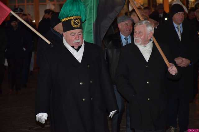 [WIDEO/FOTO] Pochód z orkiestrą, biesiada piwna, wspólne śpiewanie. Górnicy, kamieniarze i skalnicy celebrowali tegoroczną Barbórkę
