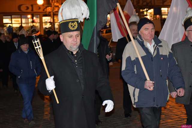 [WIDEO/FOTO] Pochód z orkiestrą, biesiada piwna, wspólne śpiewanie. Górnicy, kamieniarze i skalnicy celebrowali tegoroczną Barbórkę