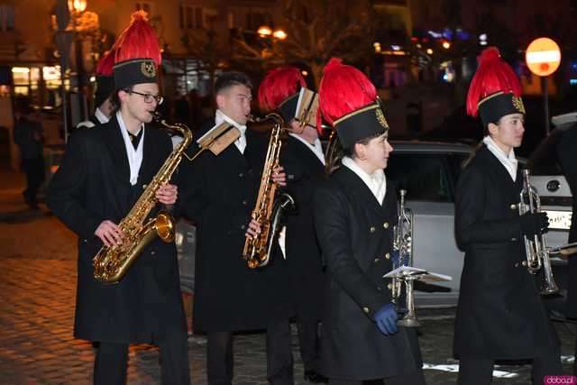 [WIDEO/FOTO] Pochód z orkiestrą, biesiada piwna, wspólne śpiewanie. Górnicy, kamieniarze i skalnicy celebrowali tegoroczną Barbórkę