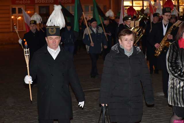 [WIDEO/FOTO] Pochód z orkiestrą, biesiada piwna, wspólne śpiewanie. Górnicy, kamieniarze i skalnicy celebrowali tegoroczną Barbórkę