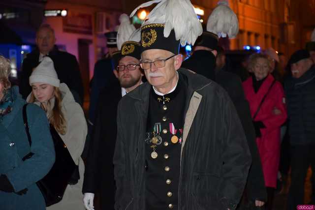 [WIDEO/FOTO] Pochód z orkiestrą, biesiada piwna, wspólne śpiewanie. Górnicy, kamieniarze i skalnicy celebrowali tegoroczną Barbórkę
