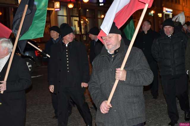 [WIDEO/FOTO] Pochód z orkiestrą, biesiada piwna, wspólne śpiewanie. Górnicy, kamieniarze i skalnicy celebrowali tegoroczną Barbórkę