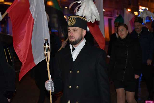[WIDEO/FOTO] Pochód z orkiestrą, biesiada piwna, wspólne śpiewanie. Górnicy, kamieniarze i skalnicy celebrowali tegoroczną Barbórkę